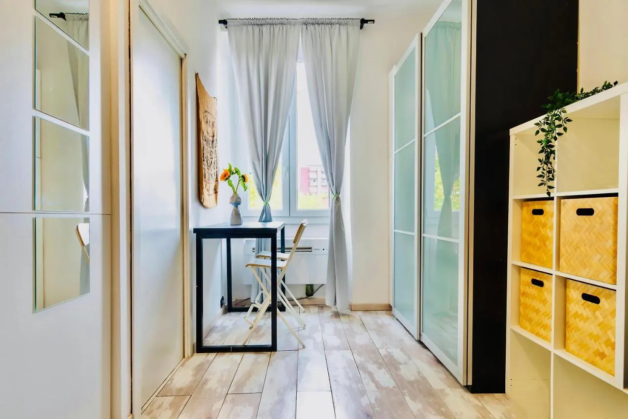 18 Minuti: Colorful Cloud Ceiling Apartment with Netflix Milan